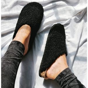 🆕️Comfy Collection// Black Sherpa slides